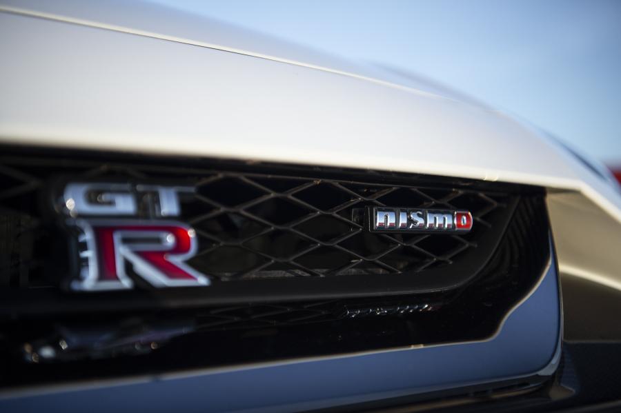 Логотип Nissan GT-R Nismo (R35) 2019 года  (UK) (фото 7 из 22)